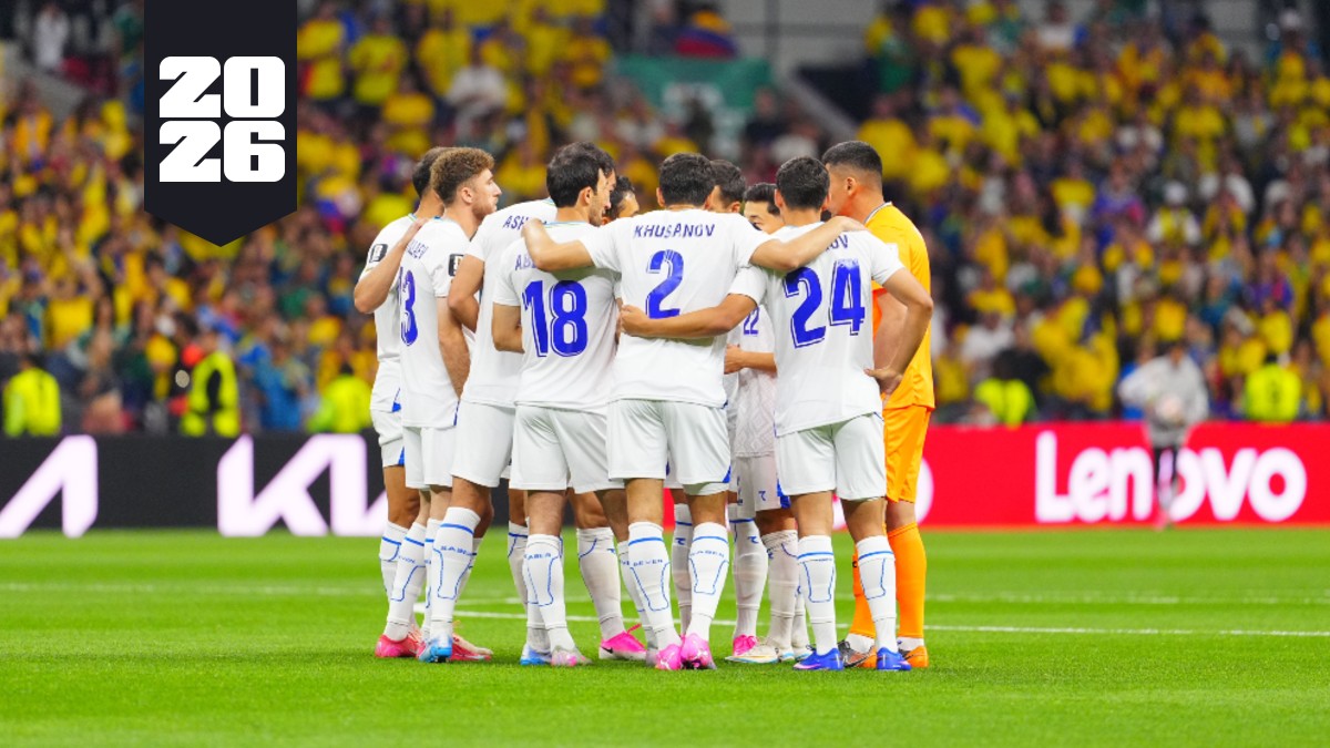 Jugadores de la Selección de Uzbekistán abrazados previo al partido de Colombia.