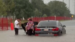 Policías de Escobedo rescataron a una familia que quedó varada en un automóvil durante la tormenta registrada este viernes.
