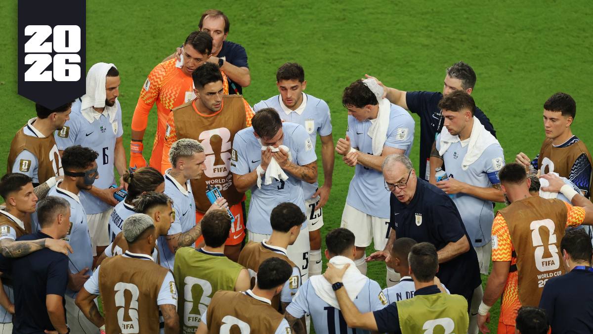 Marcelo Bielsa dando instrucciones a jugadores de la Selección de Uruguay durante el minuto de hidratación en el Mundial 2026.
