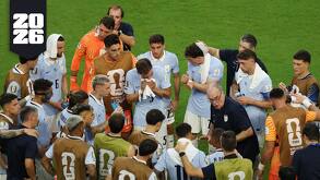 Marcelo Bielsa dando instrucciones a jugadores de la Selección de Uruguay durante el minuto de hidratación en el Mundial 2026.
