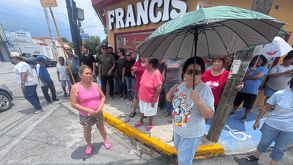 Vecinos de distintos municipios bloquean vialidades clave en protesta contra la CFE tras acumular días sin luz. Advierten con extender los cierres a más lugares