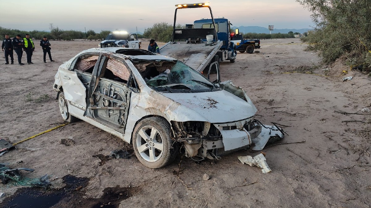 Vehículo destrozado tras volcadura
