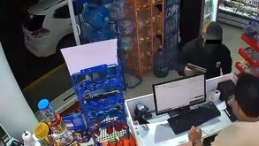 Captan a un hombre robando una tienda de abarrotes a mano armada en Tulancingo, Hidalgo.