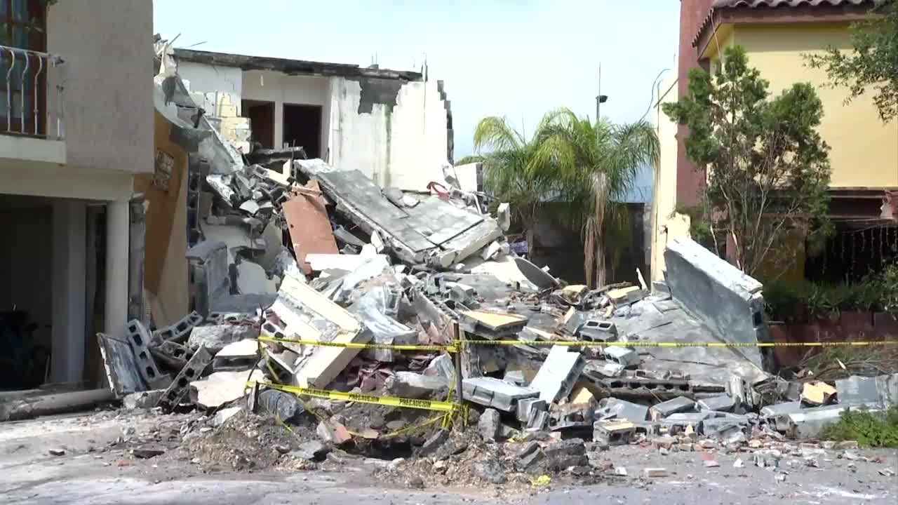 Una vivienda deshabitada colapsó durante la madrugada en la colonia Privada San Carlos, en Guadalupe, tras las lluvias registradas el viernes.