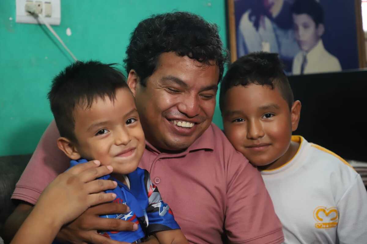 Compartió que siempre busca estar presente en la vida de sus hijos, participando en sus juegos y creando recuerdos junto a ellos.