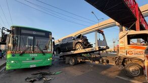 Un accidente sobre la avenida Miguel Alemán involucró a unidades de la Ruta 219 y Ruta 41 en Apodaca.