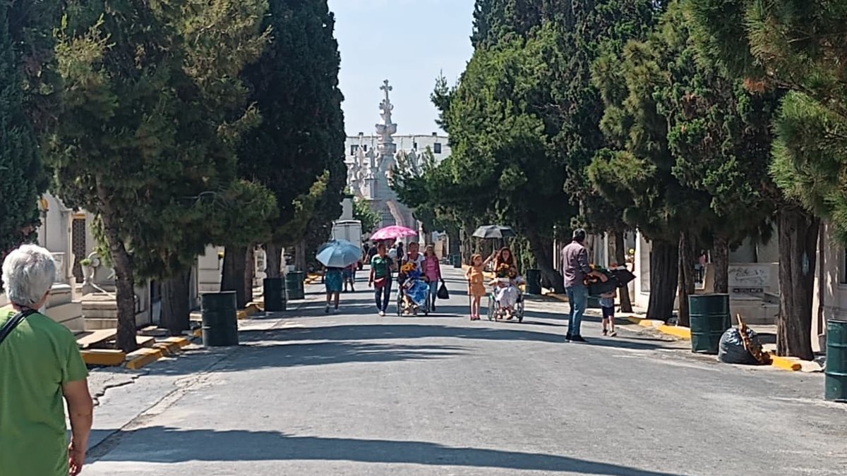 Familias brindan y comparten recuerdos de sus padres.