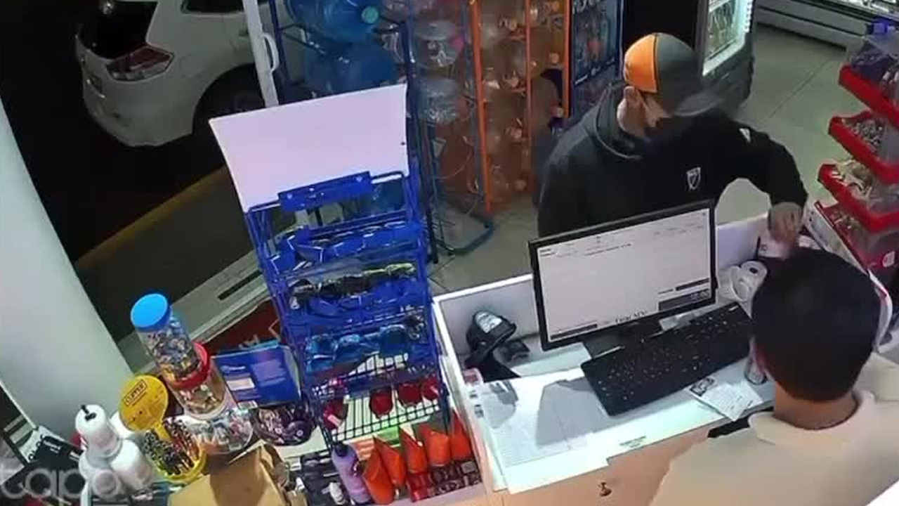 Cámaras de seguridad captaron el momento en que el hombre asaltó a quien atendía la tienda en la colonia La Morena.