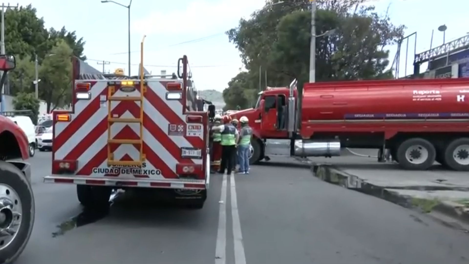 Incendio en bodegas de Iztapalapa alcanzó 10 metros. Cortocircuito causó el siniestro que obligó a desalojar a 100 personas en Guadalupe del Moral.