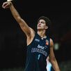 Karim López calentando antes de un partido con los New Zealand Breakers.