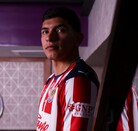 Jordan Carrillo y Kevin Castañeda firmaron por cuatro años con Chivas. Conoce los detalles de sus fichajes para el Apertura 2026 de la mano de Milito.