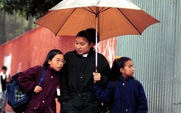 Debido a las lluvias, los habitantes de la Ciudad de México han salido a las calles con paraguas.