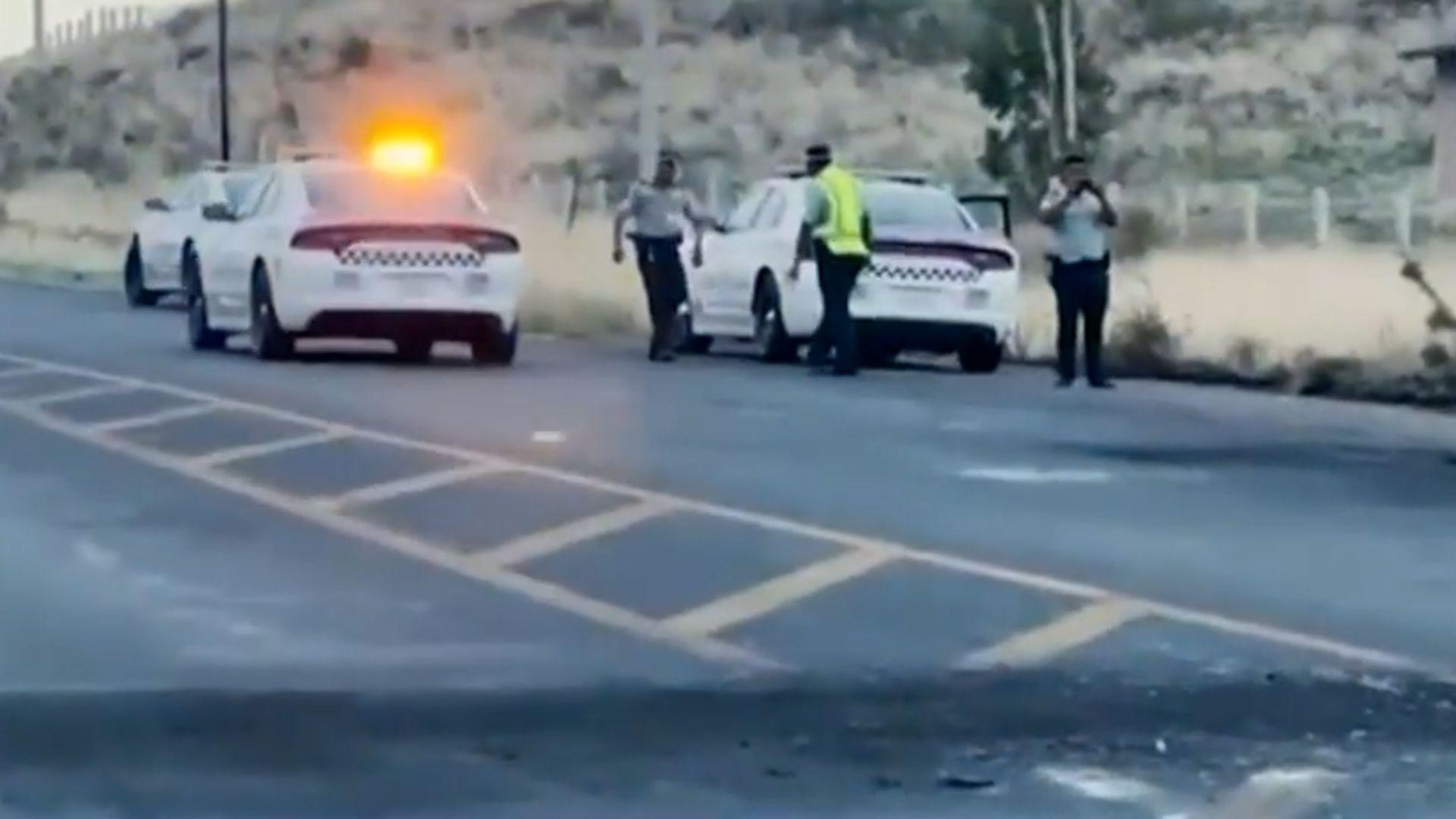 Hallan hombre sin vida en Puerto de Hierro, Zapopan. Cuerpos de auxilio llegaron al cruce de avenidas Empresarios y Poseo de los Virreyes.