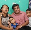 En esté día del padre Jonathan demuestra que nada es impedimento para ser un buen papá.