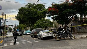 Una mujer con 20 semanas de gestación y su hija de dos años fueron atacadas a balazos afuera de una iglesia en Guadalajara. Hay un detenido.
