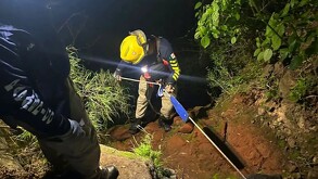 Oficiales de Protección Civil y Bomberos de Guadalajara rescataron ilesos a dos jóvenes atrapados en un paredón gracias a que enviaron su ubicación.