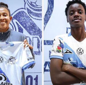 Jugadoras con las playeras del Club Puebla