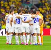 Jugadores de la Selección de Uzbekistán abrazados previo al partido de Colombia.
