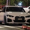Peritos investigan asesinato de un hombre en su auto.