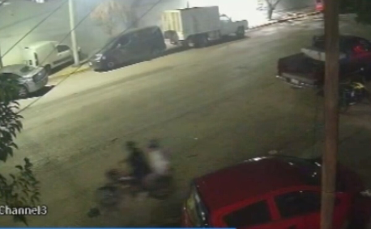 Captura de cámara de seguridad que captó el momento en que motociclistas tienen accidente.