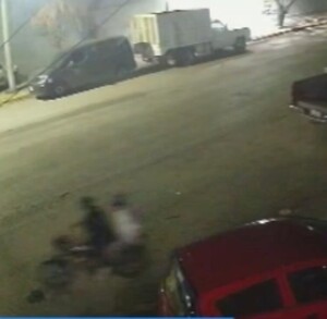 Captura de cámara de seguridad que captó el momento en que motociclistas tienen accidente.