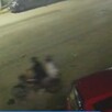 Captura de cámara de seguridad que captó el momento en que motociclistas tienen accidente.