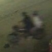 Captura de cámara de seguridad que captó el momento en que motociclistas tienen accidente.