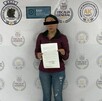 Se observa a una mujer detenida, con cintilla negra en ojos.
