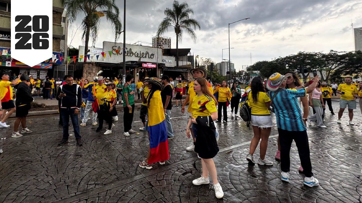 Afición de Colombia arma banderazo y se adueña de la glorieta La Minerva en Guadalajara.