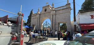 El Panteón Santiago de Saltillo reabrió tras el retiro del enjambre que atacó a visitantes y dejó cuatro personas lesionadas.