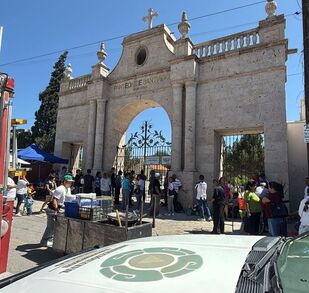 El Panteón Santiago de Saltillo reabrió tras el retiro del enjambre que atacó a visitantes y dejó cuatro personas lesionadas.