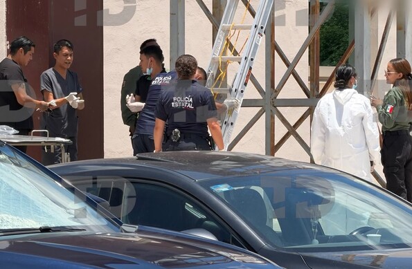 Elementos de la Fiscalía General del Estado de Coahuila (FGE) y personal de Servicios Periciales arribaron al sitio para iniciar las investigaciones.