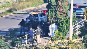 Automóvil calcinado en Periférico Ecológico de Puebla, con dos cuerpos en su interior.
