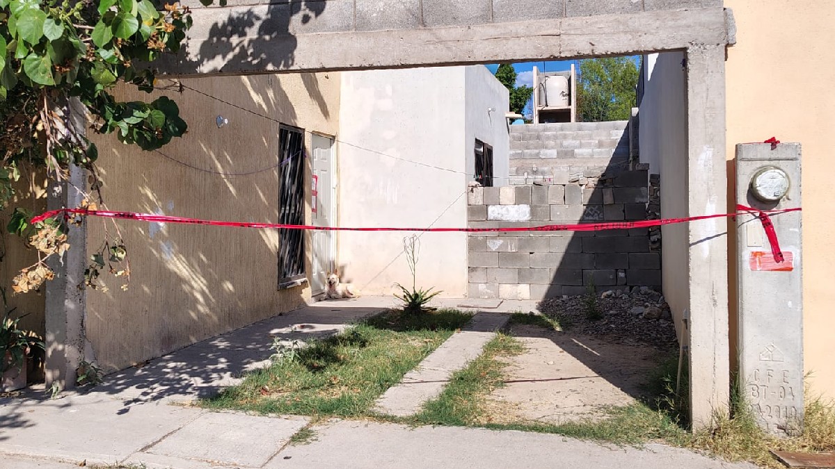 Imagen del frente de una vivienda en Gómez Palacio, acordonada con una cinta roja tras el hallazgo de una mujer sin vida dentro de la casa.