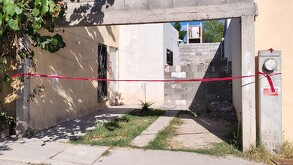 Imagen del frente de una vivienda en Gómez Palacio, acordonada con una cinta roja tras el hallazgo de una mujer sin vida dentro de la casa.