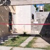 Imagen del frente de una vivienda en Gómez Palacio, acordonada con una cinta roja tras el hallazgo de una mujer sin vida dentro de la casa.