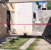 Imagen del frente de una vivienda en Gómez Palacio, acordonada con una cinta roja tras el hallazgo de una mujer sin vida dentro de la casa.