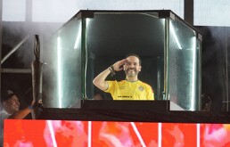 El candidato presidencial Abelardo de la Espriella, del movimiento opositor Defensores de la Patria, se dirige a sus seguidores desde el interior de una cabina.