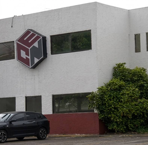 El operador fue localizado sin vida dentro de la cabina; el dictamen forense aclaró qué ocurrió.