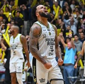 Avry Holmes jugando para Fuerza Regia en la LNBP durante un partido de la temporada 2025.