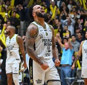 Avry Holmes jugando para Fuerza Regia en la LNBP durante un partido de la temporada 2025.