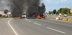 La tarde de este lunes, habitantes de las comunidades de Gasca y Yustis realizaron un bloqueo sobre la carretera Celaya–Juventino Rosas.