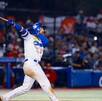 jugador de Charros de Jalisco lanza un batazo en el Estadio Panamericano