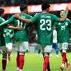 Jugadores de la selección mexicana abrazados en la cancha vistos por la espalda