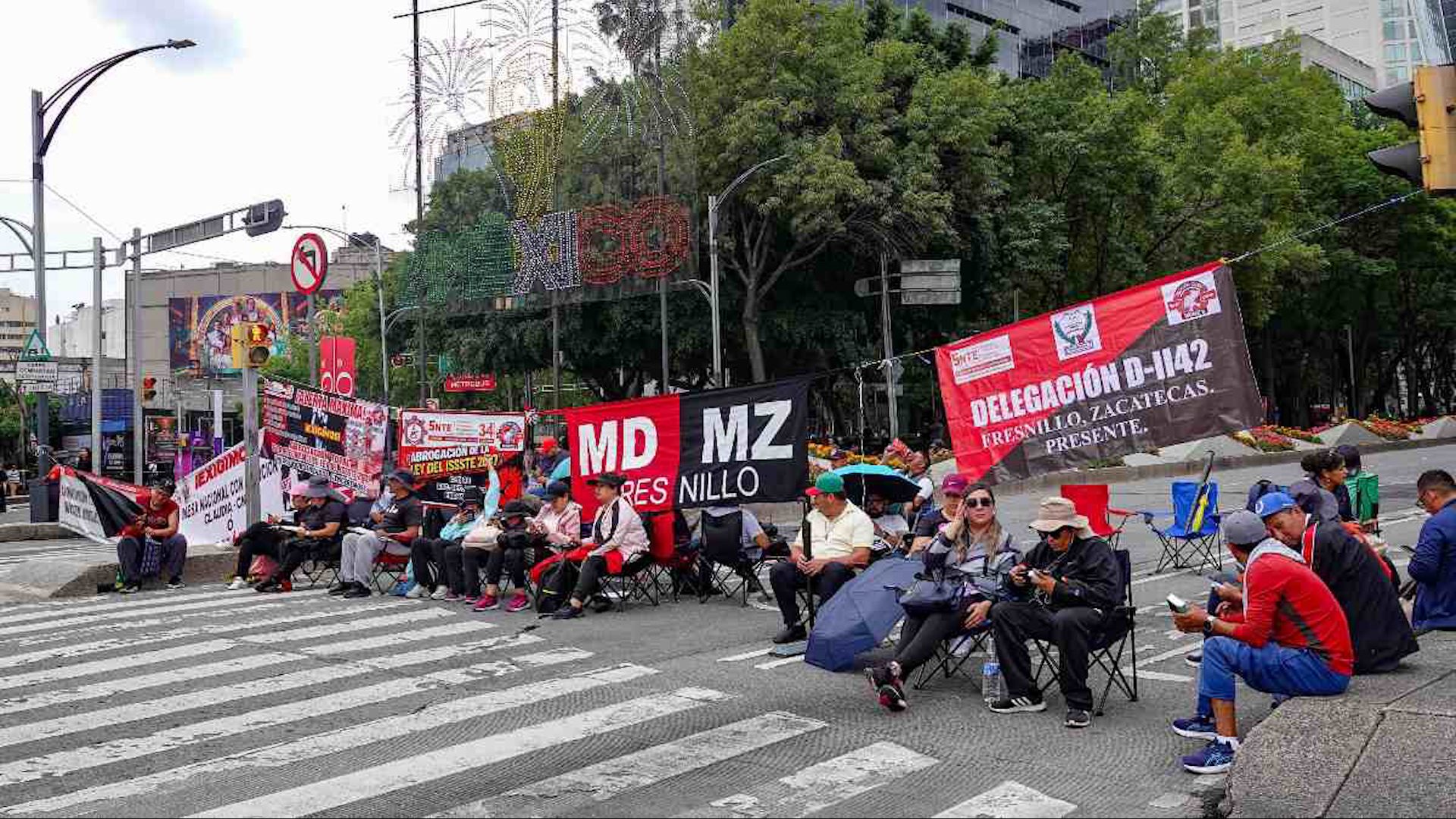 Maestros CNTE retiraron plantón tras casi un mes en Centro CDMX. Comercios reabrieron, pero líderes advierten: la lucha continúa hasta cumplir demandas.