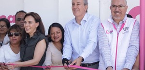 Pepe y MariaElise cortan el listón de inauguración junto con personas de la comunidad