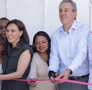 Pepe y MariaElise cortan el listón de inauguración junto con personas de la comunidad