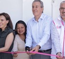 Pepe y MariaElise cortan el listón de inauguración junto con personas de la comunidad