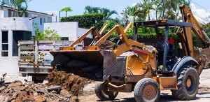 Excavadora en calle de Puerto Vallarta durante trabajos realizados por Seapal