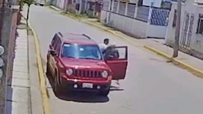 un asaltante roba una camioneta en la calle